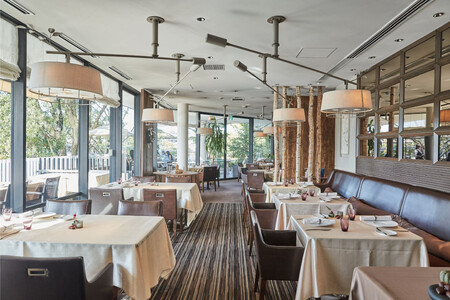 お食事券「仏蘭西料理ラ・テラス”イリゼ”」「仏蘭西料理ラ・テラス」で使える9000円分チケット ディライト株式会社 奈良県 奈良市 なら 30-046