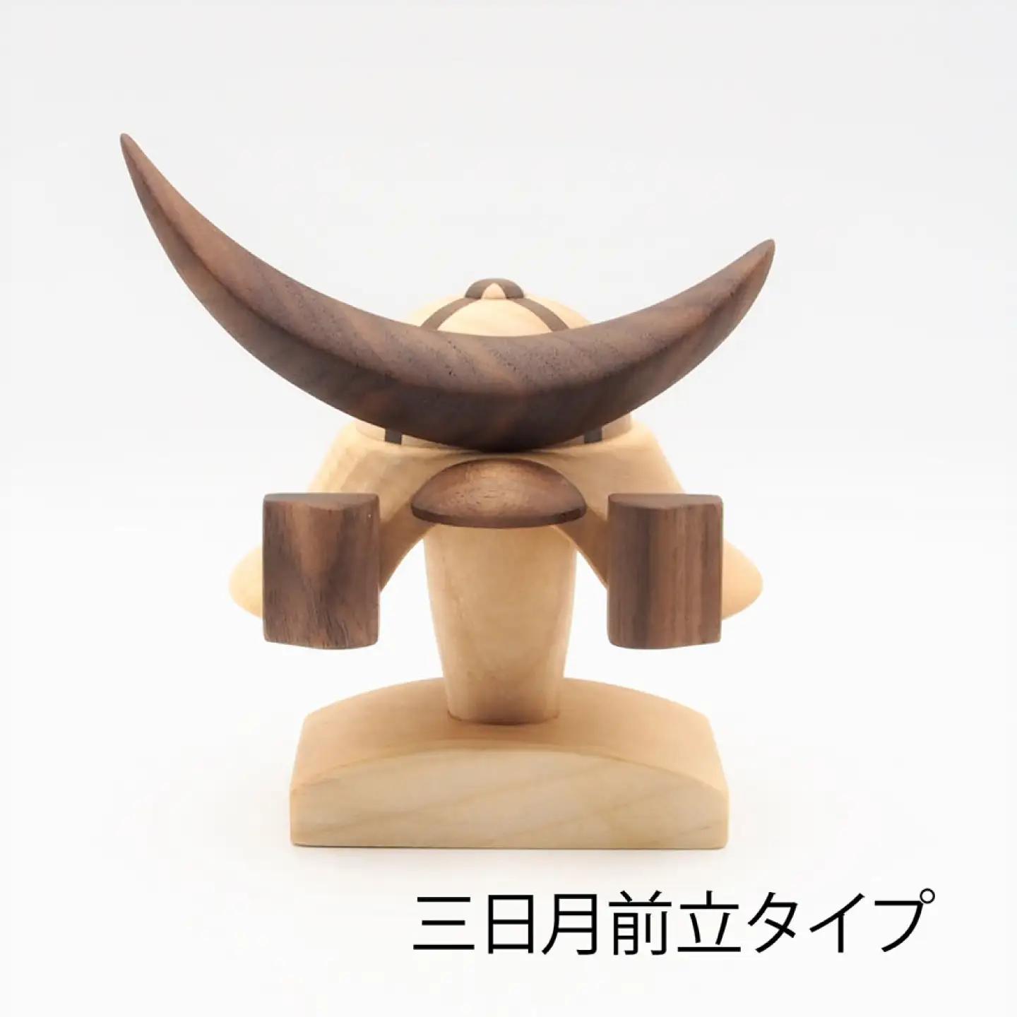 木製兜（かぶと）「三日月前立タイプ」名入り立札(大)　端午の節句 五月人形 日田市 / 合同会社ウッドアート楽[ARDN047]