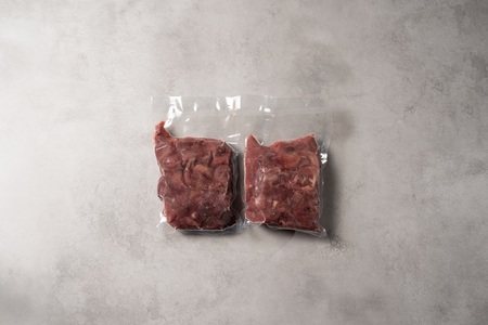 四国カルストの麓で育った鹿肉ぶつ切り（500g×2P）　ジビエ お手軽 おつまみ 鹿 シカ 獣 贈答 切り落とし 切落し