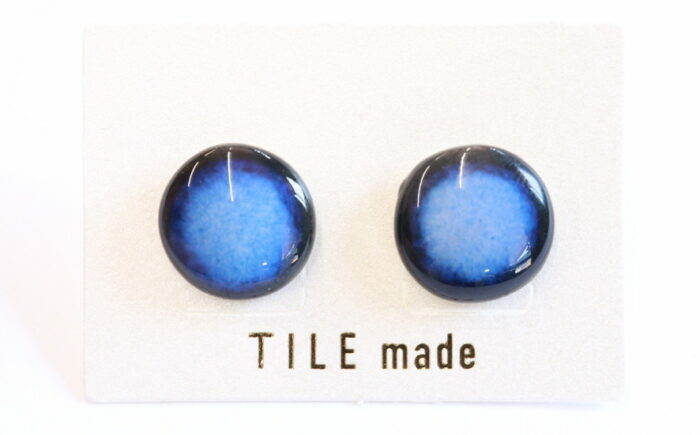 
            【美濃焼】 青むら タイル ピアス 直径15mm 瑞浪市 / TILEmade タイル アクセサリー ハンドメイド [AZCD041]
          