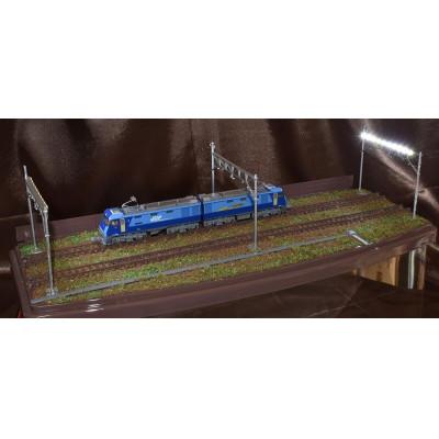 ふるさと納税 南箕輪村 Nゲージ鉄道模型用展示台ケース付きM　架線柱ヤード灯照明付き　2線仕様 |  | 01