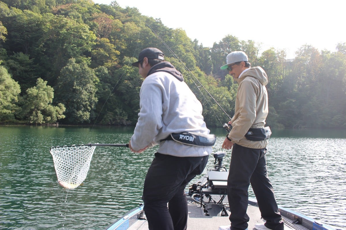 野尻湖の特性に合わせた釣り方を、プロガイドから教われます