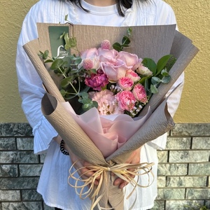 6か月 お届け お楽しみ！ 季節 の 花束 「Medium」 |  花 ブーケ タイプ 高さ約40cm 幅約23cm