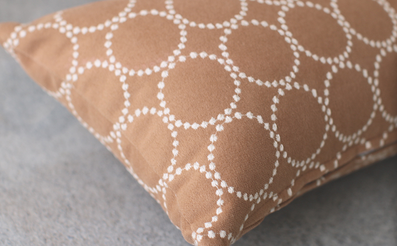 ミニクッション 長方形 タンバリン生地 キャメル 約42×26cm ミナペルホネン 秋山木工 秋山木工株式会社 国産 静岡県 藤枝市