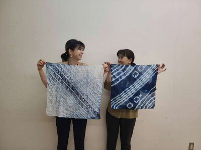 日本遺産「藍のふるさと阿波」の認定を受けた徳島県産蒅を使用した灰汁発酵建藍染（正藍染）体験１名分ハンカチ（体験チケット）