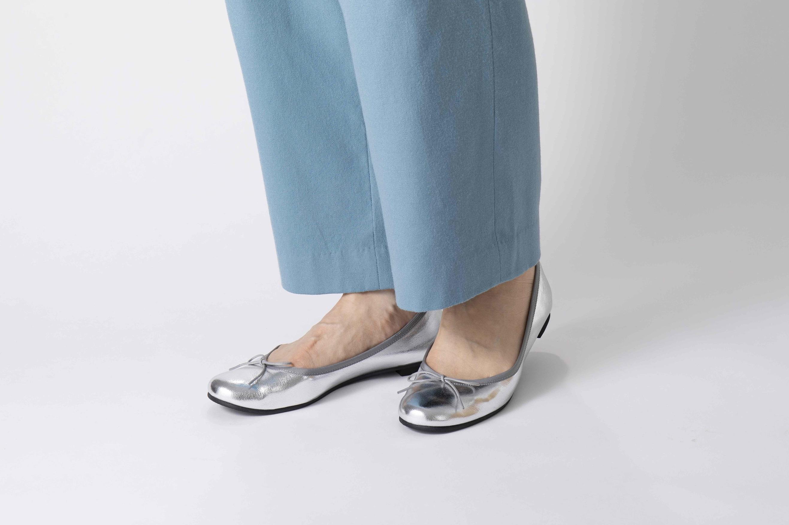 美脚に導く骨盤ケアシューズyui エナメル ライトシルバー【サイズ24.0cm】 DG009VC03_イメージ3