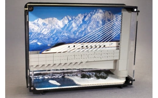 鉄道模型 走る情景(ジオラマ)シリーズ《E7系新幹線「かがやき」》 東京 新宿 ジオラマ 本棚展示台 北陸新幹線 E7系 かがやき号 立山連邦 神通川橋梁 コンパクト 模型 鉄道模型 インテリア 電車 0055-020-S07