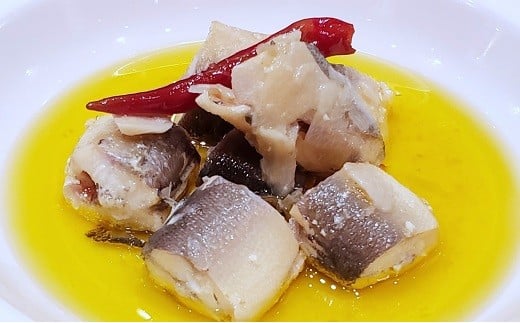 ■ニンニクとまるごと一本入った唐辛子の辛みがマッチし、鮎の食感と合わせてインパクトのある旨みは、きっとクセになります！