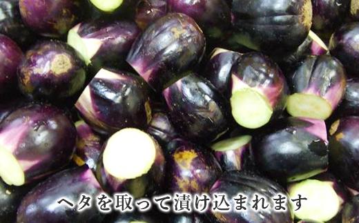ヘタを取って漬け込まれます