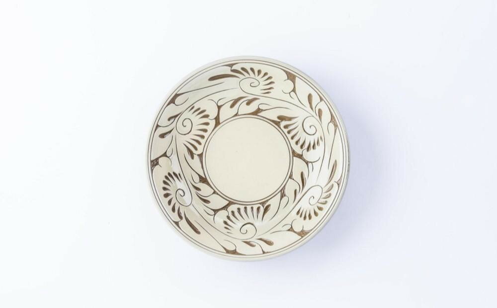 【ふるさと納税】【カラー選択可】皿 ＜受注生産品＞ 唐草線彫 ( 7寸皿 × 1枚 ） | 沖縄 那覇市 日用品　皿 どんぶり 鉢 唐草線彫 受注生産 手作り 伝統工芸 やちむん