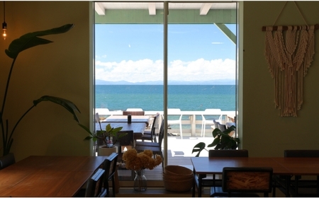 【ビーチフロント】【知多半島　美浜町】当店名物〈ホタテ〉などが楽しめる 地元美浜町の『贅沢地物浜焼き 10品 コース』ペアチケット