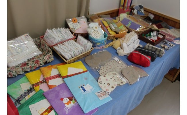 
障がい者支援施設、長野県西駒郷の手作り菓子・製作品詰め合わせセット
