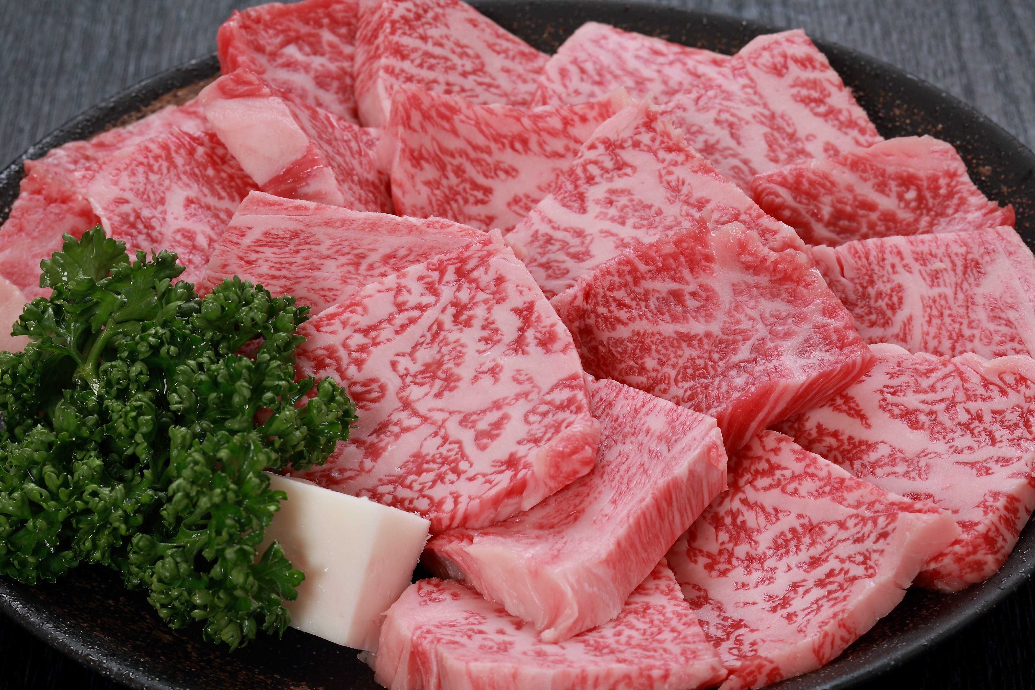 熱を加えた時、舌の上で「サシ」が溶けて、筋肉の持つ味と脂肪の香りが絶妙に溶け合い、生まれる特有の「旨味」を味わってください。