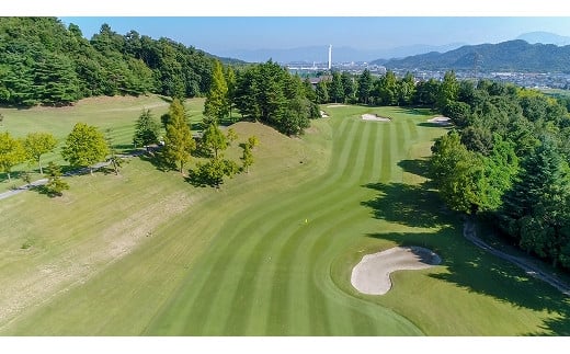 近江牛 450g付き 平日 4名様 ゴルフ セルフプレー券 食事付き ゴルフ場 プレー券 チケット スポーツ 運動 和牛 日本三大和牛 ブランド牛 牛肉 肉 肩ロース すき焼き 450g 彦根カントリー倶楽部 滋賀 彦根