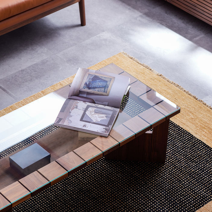 収納に便利な棚板付きです