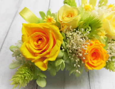 横長華やかアレンジ (イエロー)｜プリザーブドアレンジ｜ドライフラワー インテリア バラ 薔薇 カスミソウ かすみそう アジサイ あじさい 紫陽花 フラワーギフト 花 結婚式 パーティー ブライダル 