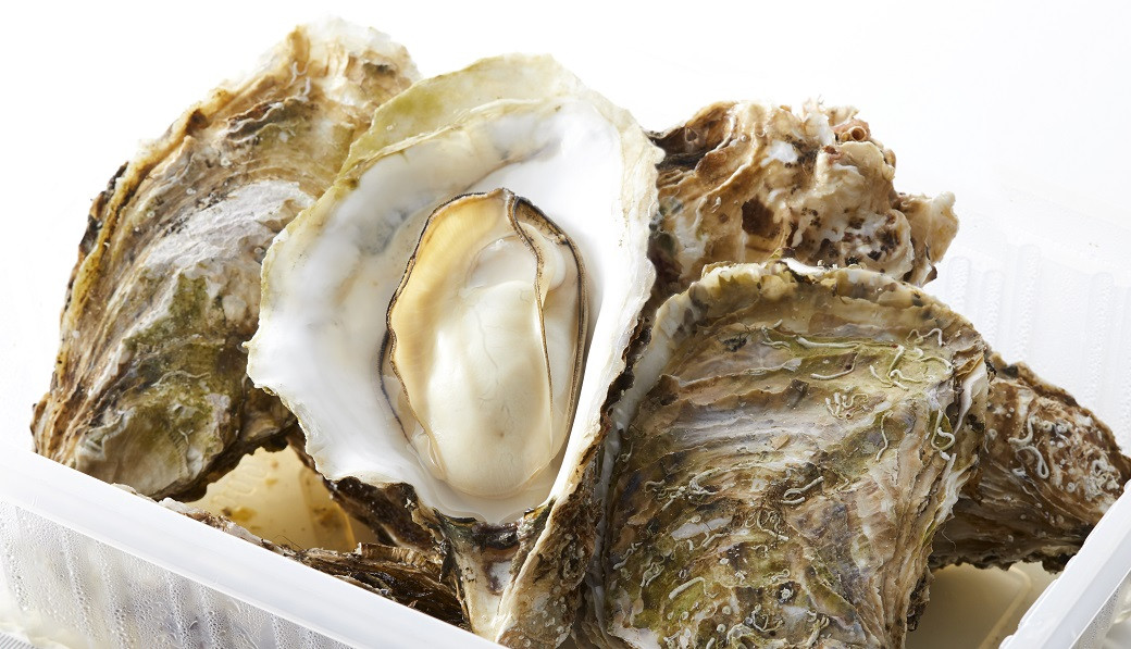 
                  レンジで簡単！ 蒸し牡蠣 15個セット〈殻付き牡蠣 Sサイズ10個 Mサイズ5個〉【 牡蠣 かき 殻付き 簡単 レンジ調理 時短 国産 三陸産 】 RT482
                