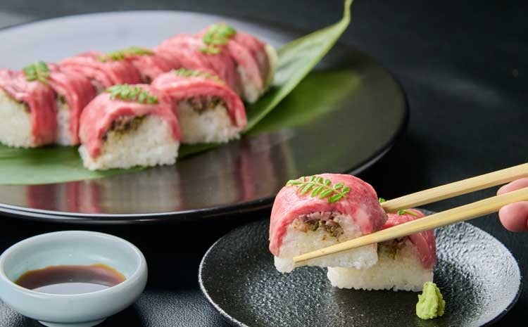 熊本県産のあか牛サーロインを低温調理でじっくり火入れ。柔らかくジューシーな特製ローストビーフ寿司を県産米で味わえます。