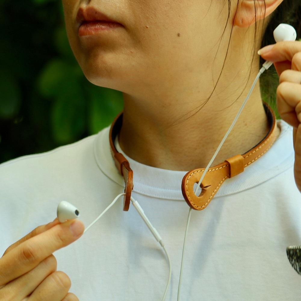 SKLO イヤホンネックホルダー iHooc　Lサイズ【Natural × 裏地 Beige】