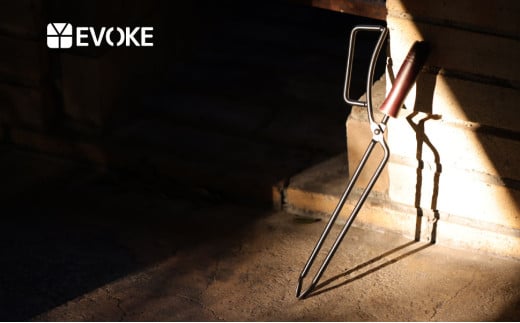 15-62_【EVOKE/イヴォーグ公式】 ファイヤープレーストング　薪ばさみ｜ 火ばさみ キャンプ 火バサミ コンパクト 炭バサミ 炭ばさみ 薪バサミ 薪ばさみ ファイヤープレーストング 焚き火トング 焚火トング おしゃれ キャンプ用品 バーべキュー 愛知県 岐阜県 名古屋 acct EVOKE