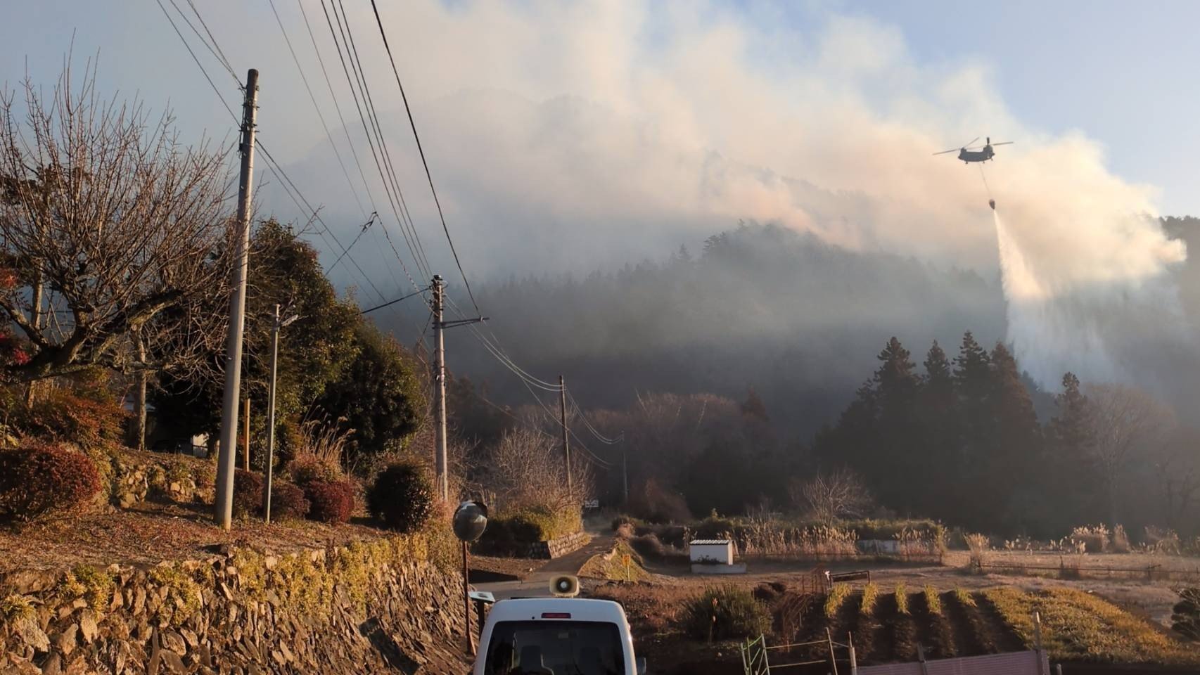 人が立ち入るのが困難なエリアも多いため、ヘリコプターで放水をしています