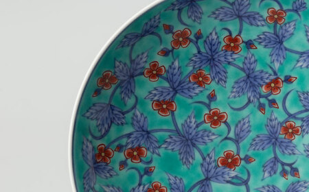 【有田焼】重要無形文化財 色鍋島草花更紗文高台皿 / 佐賀県 / 今右衛門焼[41AAAY004]