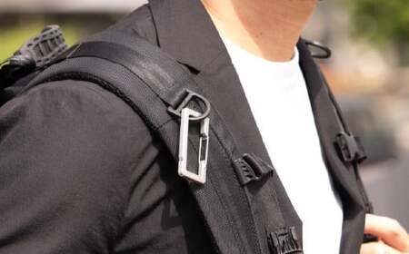 普段使いしやすい2way仕様！ カラビナホイッスル ”BLOW” 四角形 ブラック 防災 防犯 笛