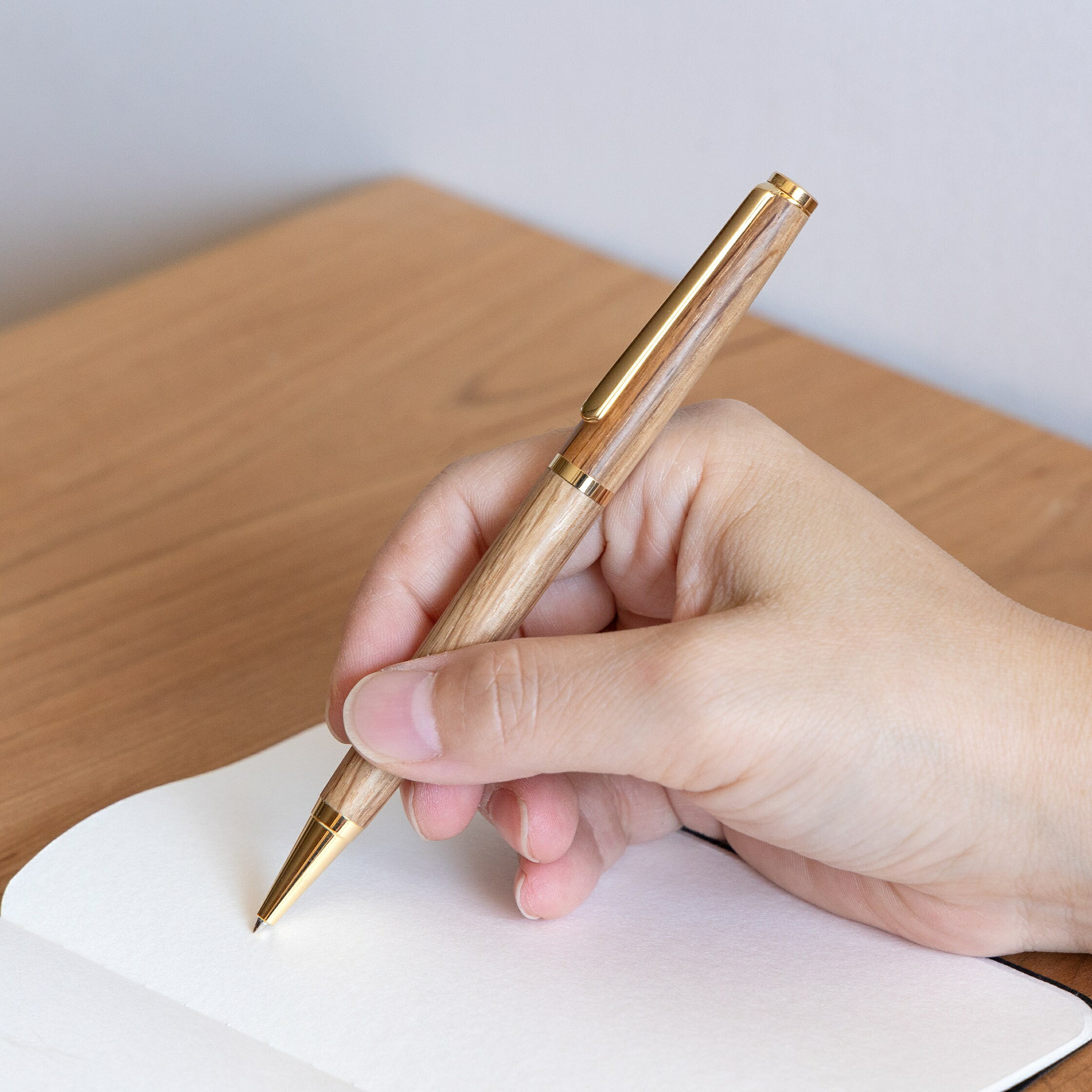 【ふるさと納税】【レビューキャンペーン対象商品】ふるさとの木を身近に感じる 【 アベマキ ボールペン　-slen-】 （ペン用ケース入り） | ツバキラボ 筆記用具 ギフト プレゼント 贈り物 お祝い 木軸 ケース ケース付き 岐阜県 美濃加茂市 送料無料 M36S17