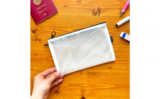 【白】A6が入るとっても軽いナイロンフラットポーチ（マチなし）旅行用や化粧品にも