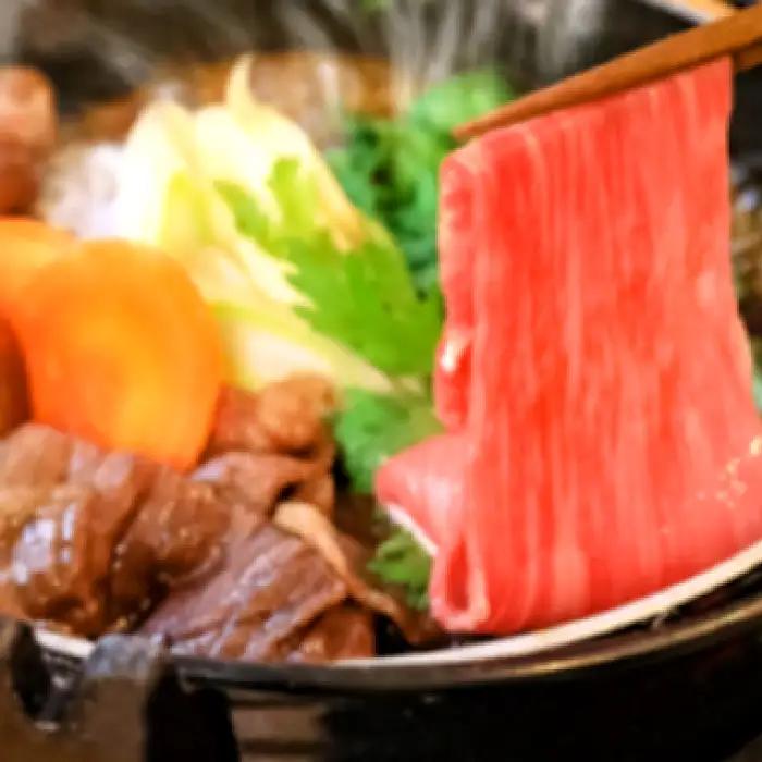 【冷蔵配送】全国大会W受賞！奥出雲和牛肩ロースすき焼き肉の定期便800g×10回 （毎月17日お届け）【牛肉 定期便 肩ロースすき焼き肉 800g 10回 すき焼き 人気 冷蔵 国産 奥出雲和牛 黒毛和牛 ブランド牛 贅沢 お祝い 贈り物 プレゼント ギフト】