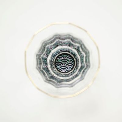 【ふるさと納税】金杯（万華鏡）青海波（貝入）黒 酒器 工芸品 ガラス 高岡漆器 あわび貝 漆 螺鈿ガラス上質感 十二角 金付杯 神秘的 輝き きれい おしゃれ