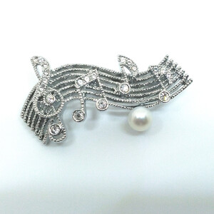 1977 ブローチ・楽譜(淡水本真珠・ボタン）ブローチ 真珠のブローチ 音楽 楽譜のブローチ 淡水真珠 贈り物 かわいいアクセサリー楽譜のアクセサリー カジュアルアクセサリー