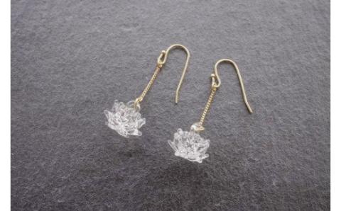 HARIO ピアス「シロツメクサ」シリーズ［HAP-C-004］_BD87｜耐熱 ガラス アクセサリー ハリオ ランプワークファクトリー 職人 繊細 フォーマル カジュアル きれいめ おしゃれ 20代