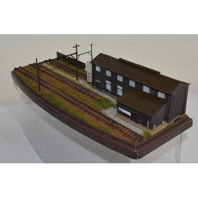 ふるさと納税 南箕輪村 Nゲージ専用鉄道模型用展示台 木造電車庫 ケース付きB 【平面タイプ】 |  | 01