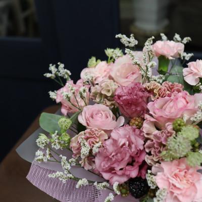 ふるさと納税 筑西市 【母の日】季節のお花のアレンジメント/ミニサイズ〜花瓶不要!届いてそのまま飾れるフラワーアレンジ |  | 01