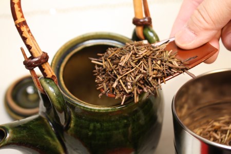 【お茶のふじえだ園】くしろ夕焼けのほうじ茶(100g)×8個と抹茶ソフト引換券2枚付き【1120249】