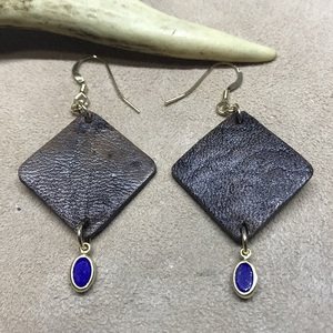 鹿革と瑠璃のピアス（四角形）革小物 レザー フックピアス アクセサリー ラピスラズリ【R00614】
