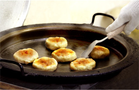 【赤ワイン生地】 信州塩尻 赤ワインおやきセット 10個入り（3種） (旬菜花） | おやき セット ぎゅっと 詰め込み 野沢菜 きんぴらごぼう 大葉なす つぶあん 甘酢山賊 辛いなす セット 各務製