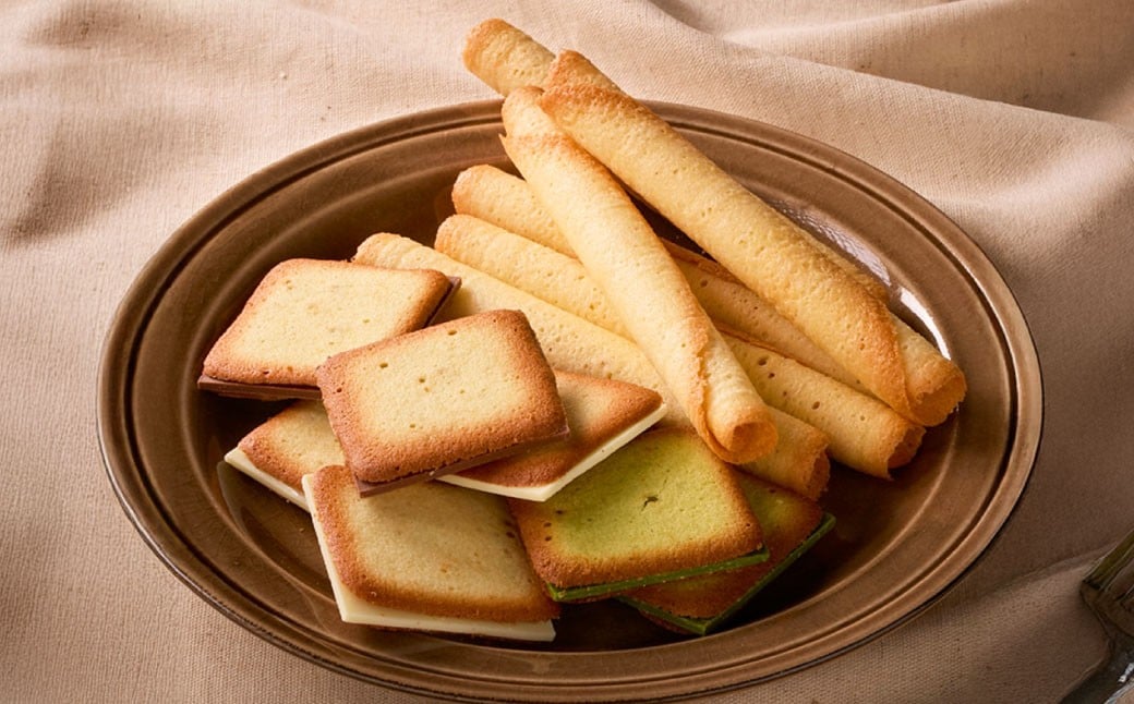 
            【シャトレーゼ】 ラングドシャアソートメント 38個 ラングドシャロール 20個 ラングドシャサンド（ホワイト／ミルク／抹茶） 計18個（各6個）  
          