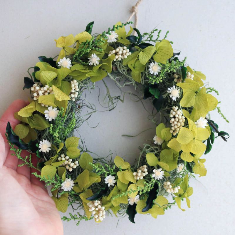 【ふるさと納税】富良野花七曜 フェアリーミニリース ＊ ホワイト ＊ ナチュラルかわいい プリザーブドフラワー リース 花 インテリア 装飾品 バラ 薔薇 アレンジ ギフト プレゼント 北海道 上富良野町