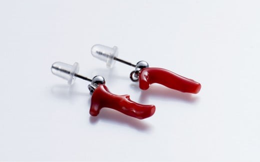 赤サンゴ枝ピアス ぶら下がりタイプ【チタン】お守り袋付 【高知】