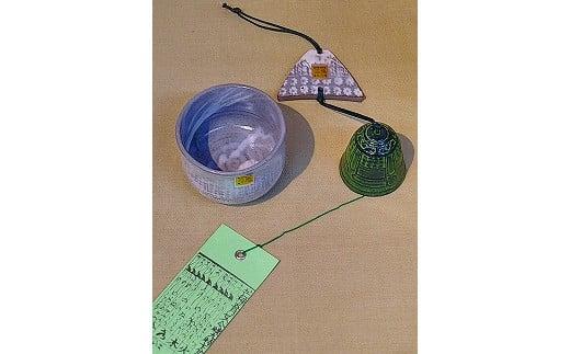 三島産 三島暦 手風鈴 くつろぎ セットA 陶器 手作り 逸品 おしゃれ 和風 工芸美 贈答用 プレゼント 風鈴 コップ 湯呑 伝統工芸 夏 涼しげ 音色 癒し インテリア 富士山 南部鉄 ぐい呑み 五感 寛ぎ 日本製 ギフト 職人技 風鈴全体長約52ｃｍ ぐい呑み 口径約7cm 高さ約5cm 三島市 静岡県