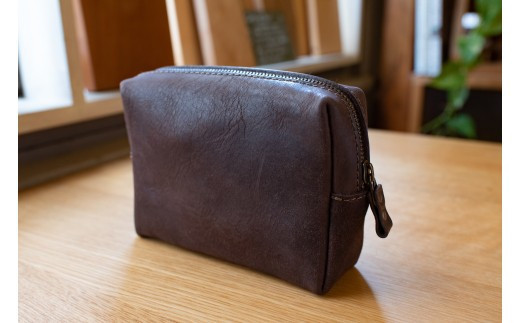 革の四角いポーチ（ダークブラウン）【シンプル モストロレザー使用 植物タンニンなめし エイジング アンティーク調金具 ファッション小物 お中元 お歳暮 父の日 母の日 ギフト用 大阪府 門真市 】