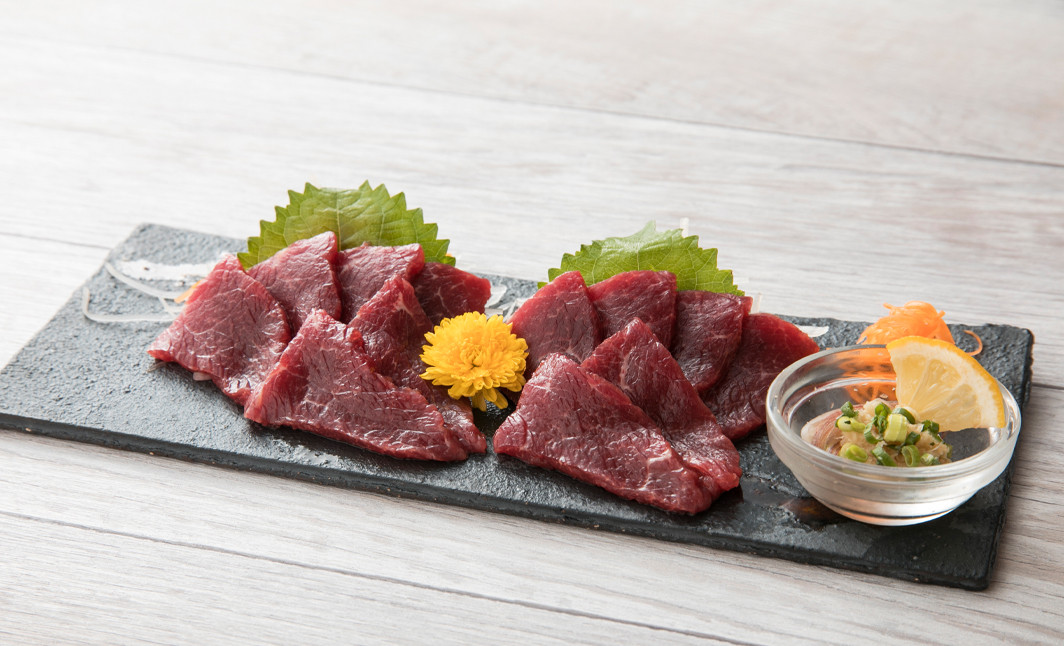 
                  【桜屋】赤身馬刺し 200ｇ（専用醤油付き150ml×1本）C28U【お届け時期：入金確認後２ヶ月前後で発送】
                