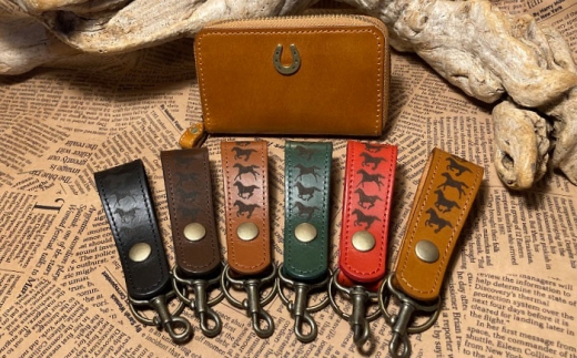 蹄鉄ラウンドファスナーコインケース（キャメル）＆馬九いくキーリング（レッド）　栗東市 / 株式会社ブルズエフ [BIAU576]