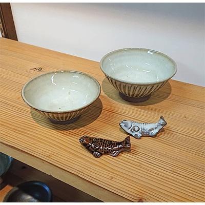 ふるさと納税 荒尾市 熊本県の伝統的工芸品【小代焼】　ご飯茶碗(大1個・小1個)&amp;コイ箸置き(白1個・黒1個)セット