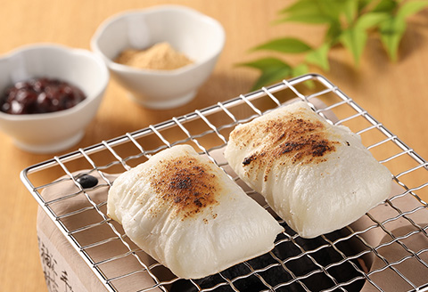 予約受付（期間限定）【2024年11月中旬頃～3月下旬発送】飛騨の生切りもち 4種とたまり醤油セット（白餅 2枚、草餅・豆餅・きび餅 各1枚、たまり醤油1本入）のうさん糀村【87-6】