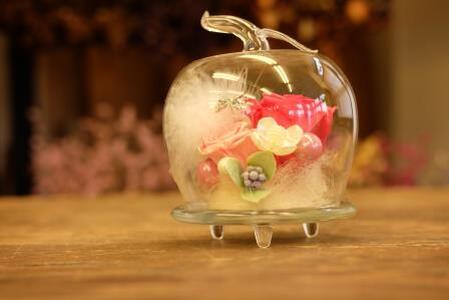 空間を華やかに　プリザーブドフラワー「ガラスドーム」 レッド＆ピンク系