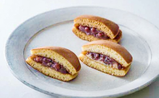 あんバターはプレーン生地に小倉餡と塩バターを。小倉はプレーン生地に小倉餡を。黒糖は黒糖生地に小倉餡を挟んでいます。
