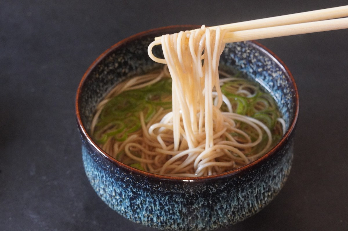 汁そばにしても、素麺感覚でつるりといけます。温かい汁でも、冷たいぶっかけ蕎麦でも。